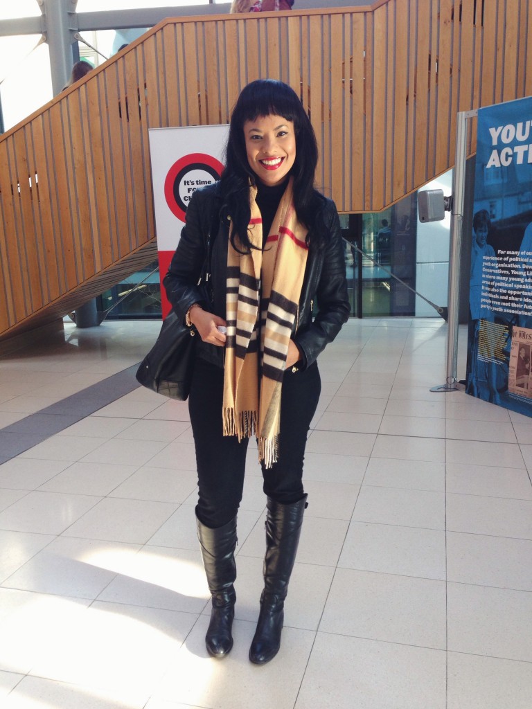 Robyn keeps it classy with some red lippy and Burberry scarf - an all time staple accessory!