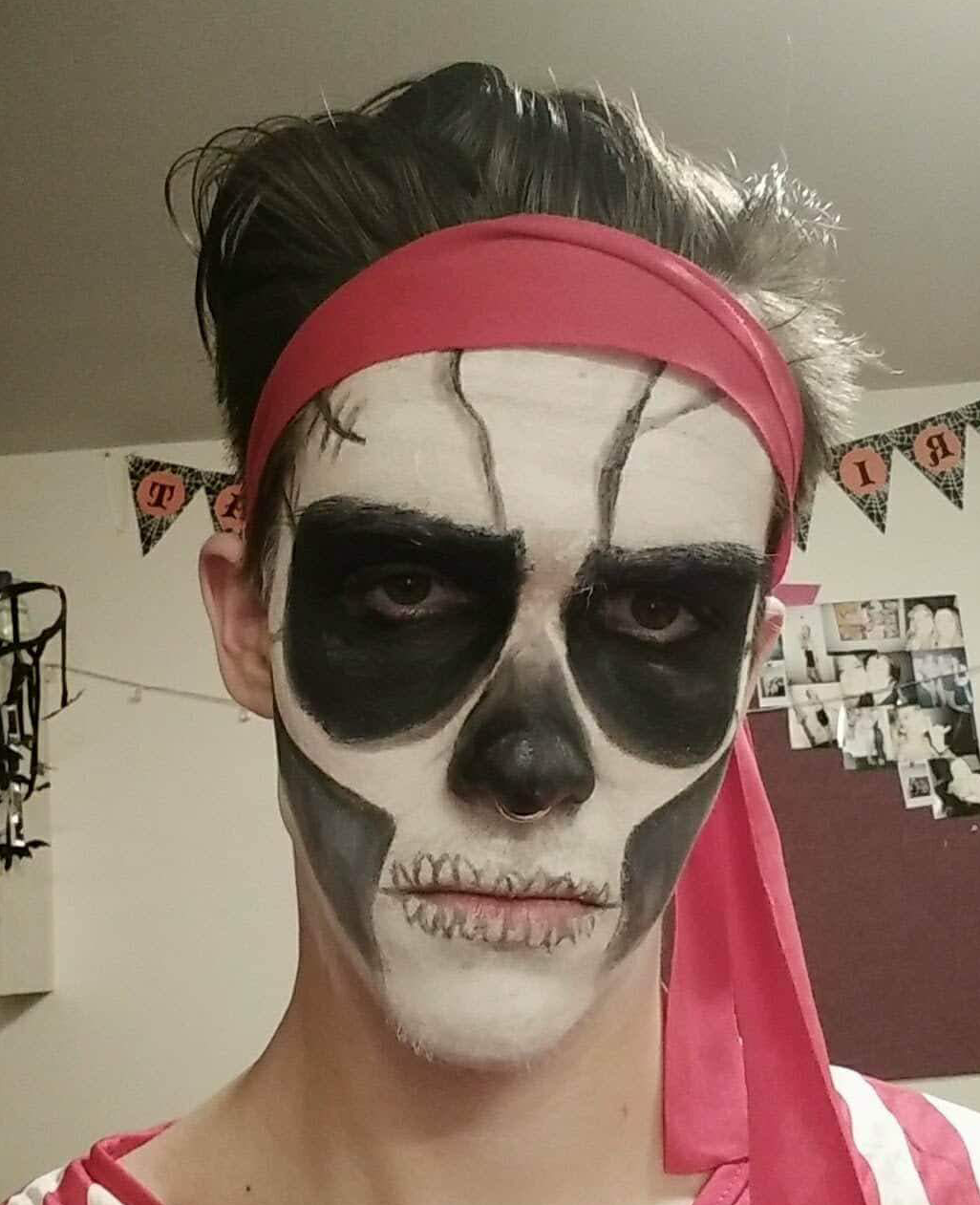 Sexy skeleton pirate or 2/10? 