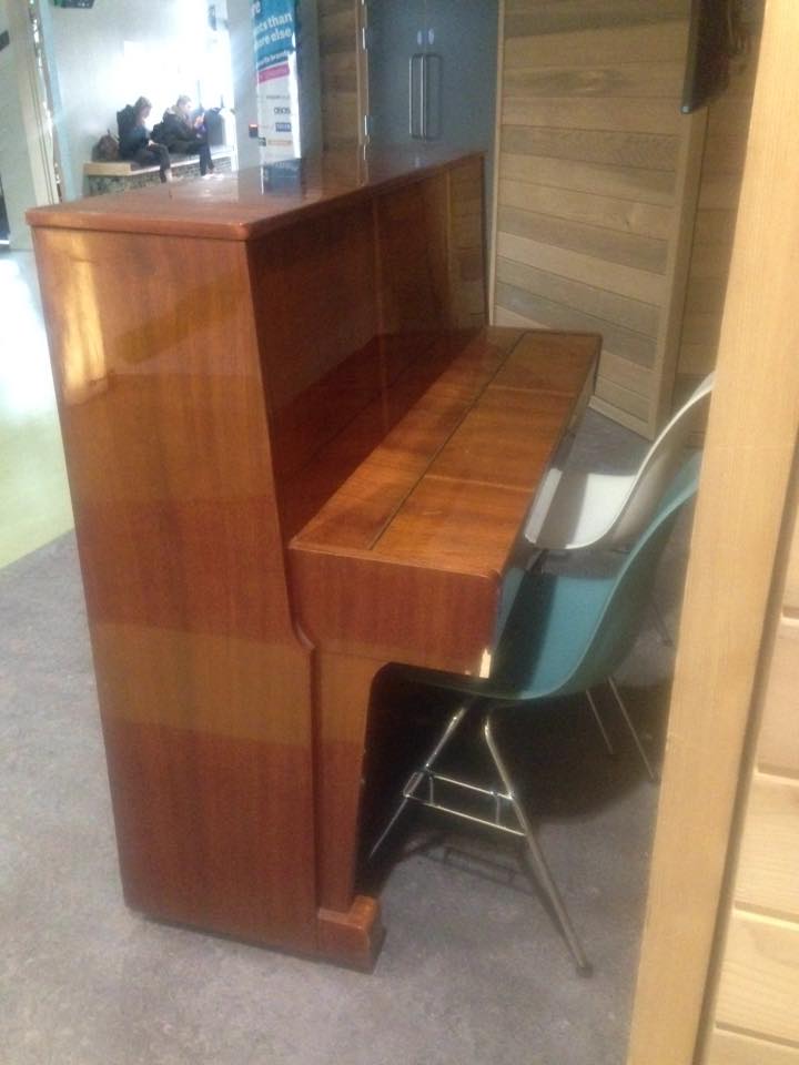 Here is a picture of a piano...