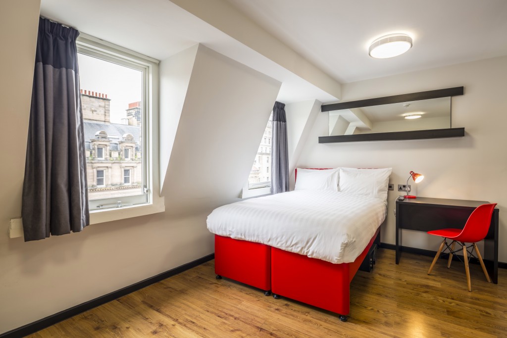 LIV Double room with window day 19 Aug 2015