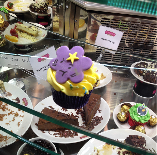 Look at this cupcake. It has a face.