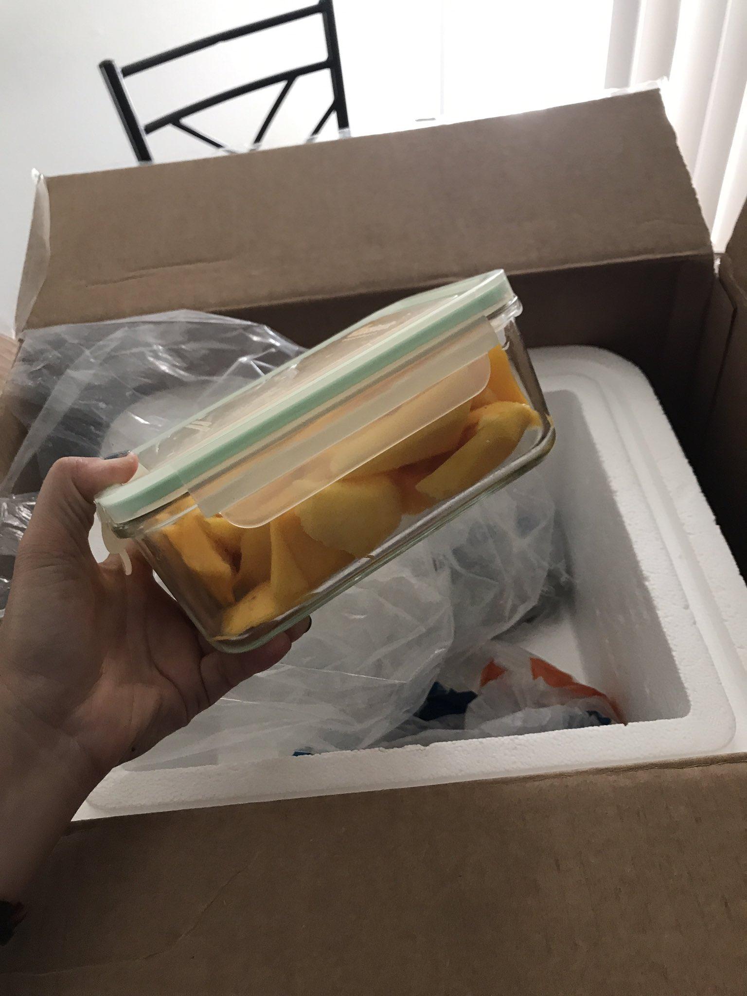 Li's father used an ice box to keep the mangoes cold.