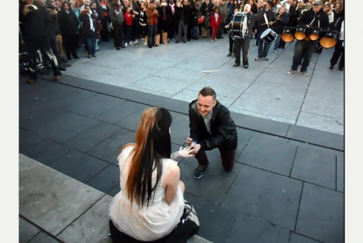 Lee gets down on one knee in front of crowd in market square