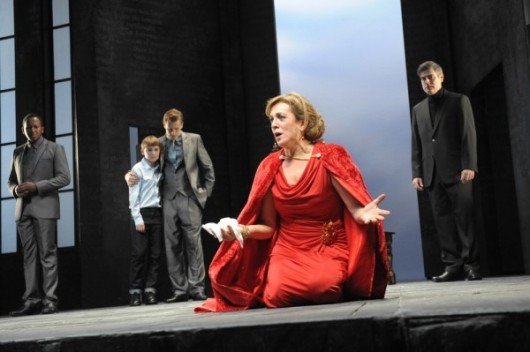 Siobhan McCarthy as Queen Elizabeth