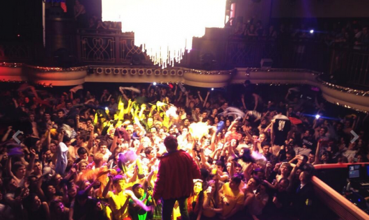Big Dave leading the crowd in a rendition of the Baywatch theme tune