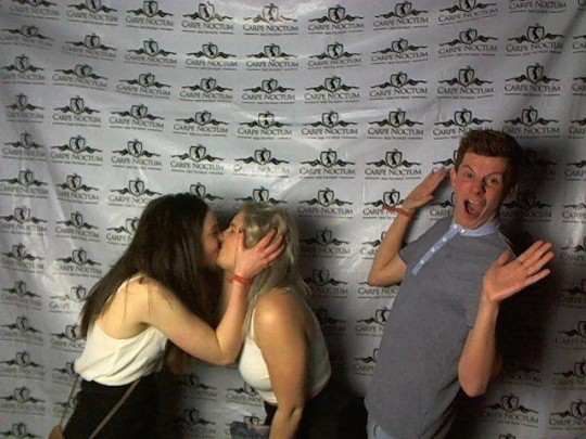 girls kissing