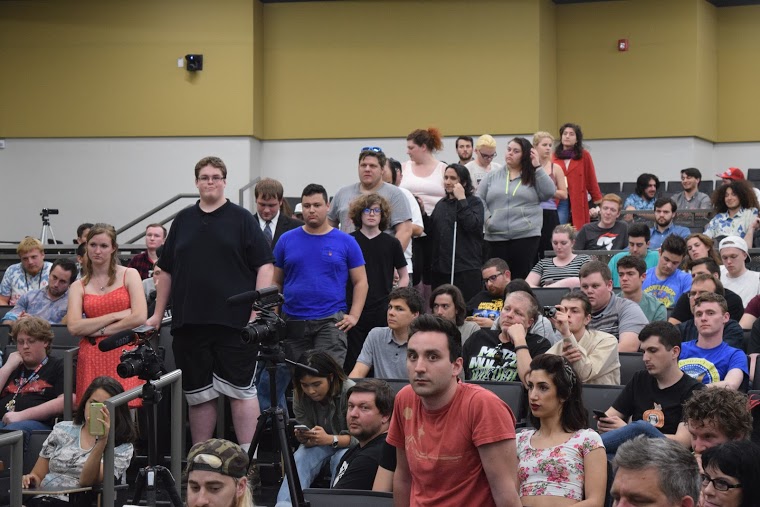 A crowd at Milo Yiannopoulos speaking to Oregon University