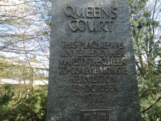 queen's court sign