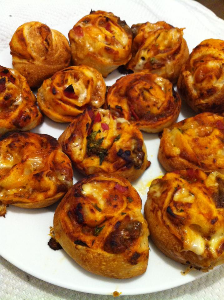Pizza pinwheels with mozzarella, cheddar, basil and salami - I call them pizza binwheels!