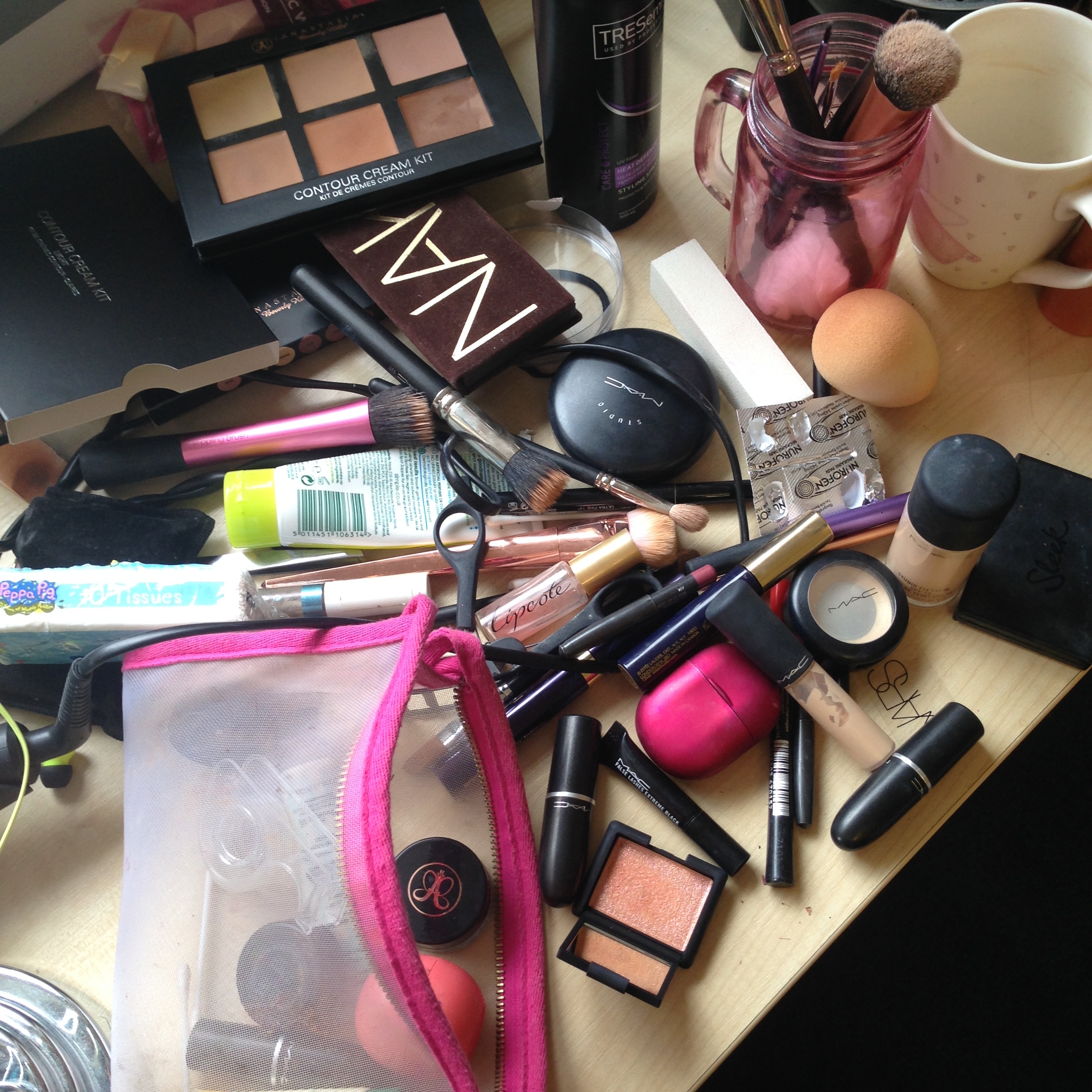 You know you're from Essex when this is amount of the makeup you use to go to Runnymede Chicken