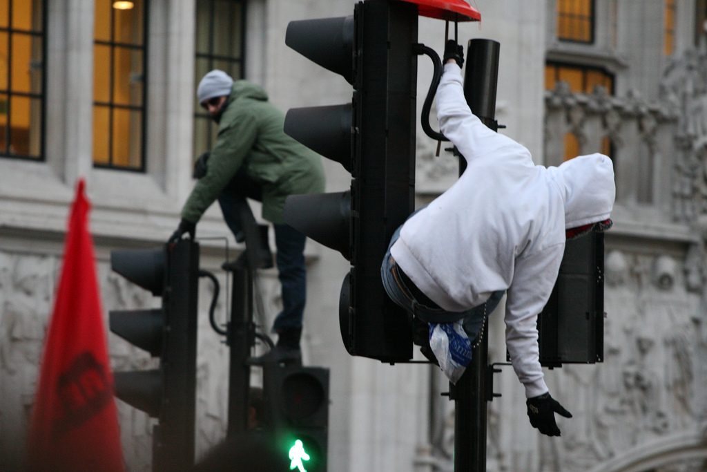 Protestors_in_london_climb_traffic_lights