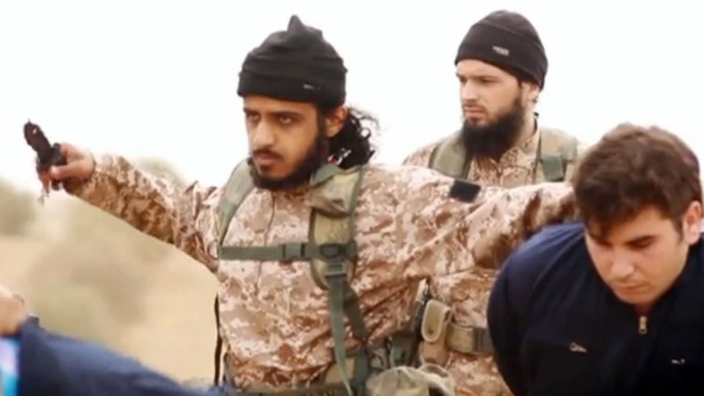 A still from the recent ISIS video, depicting the individual believed to Nasser Muthana. (Photo credit: infobae.com)