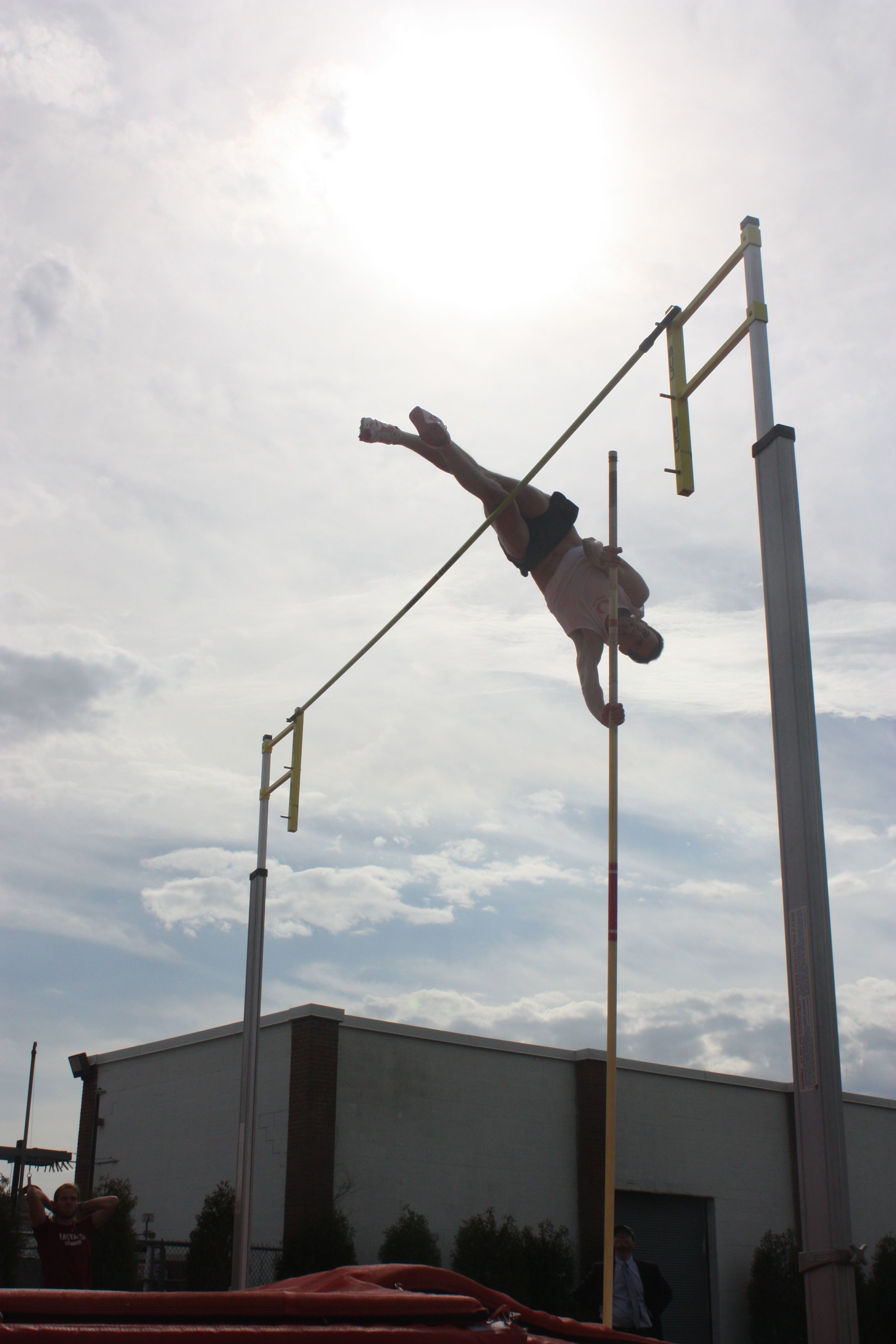 Quentin Gouil takes on the pole vault