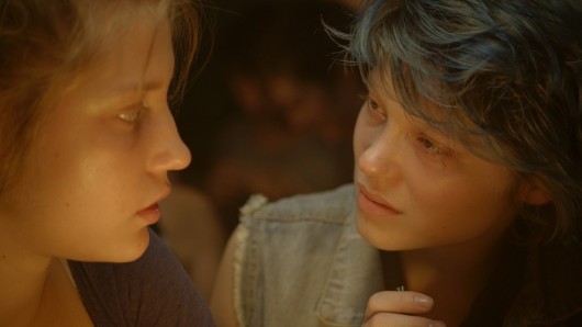 Emma and Adèle share a flirtatious look in a lesbian bar.