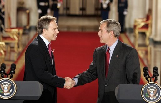 Blair_Bush_Whitehouse_(2004-11-12)