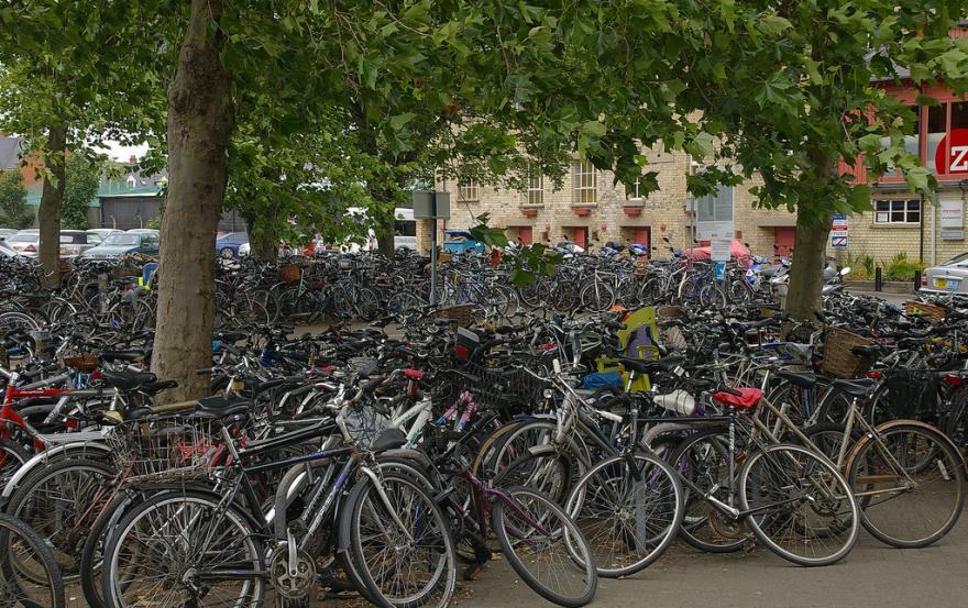 bikes-at-cambridge-station-cc-licensed-by-mattbuck4950