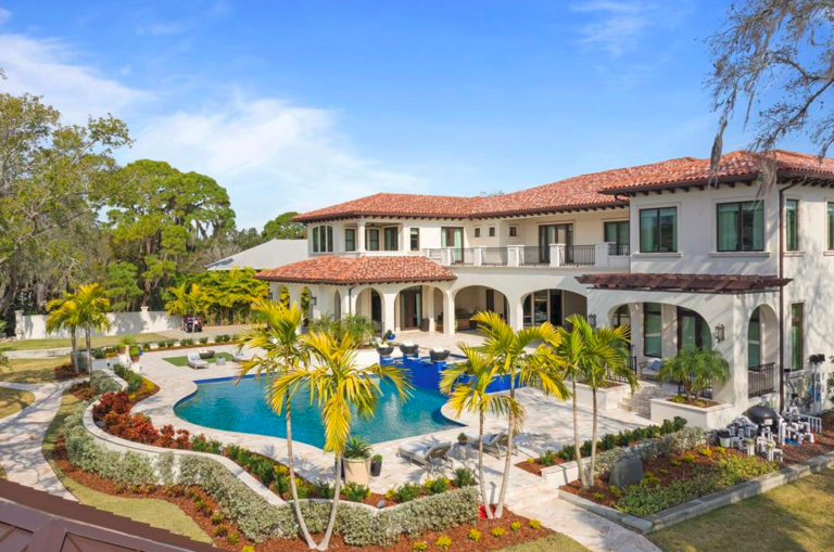 Allure Realty Inside the real estate company in Selling Tampa on Netflix