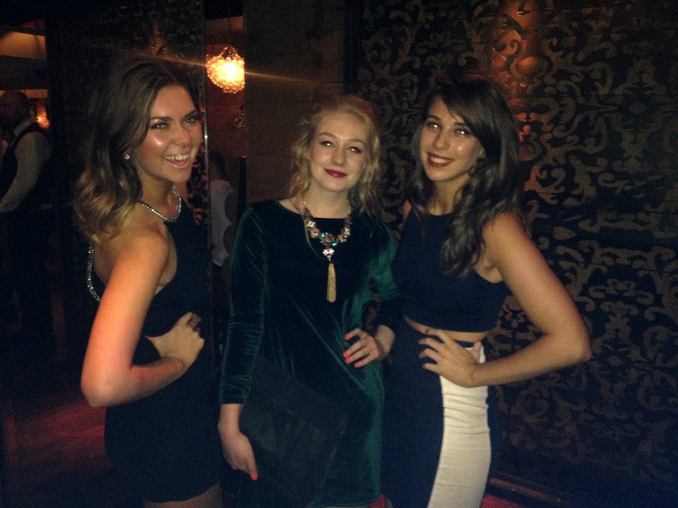 Stay side on, even in group shots