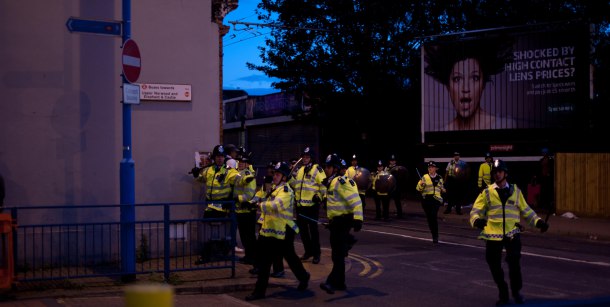Police_running_through_streets_of_Croydon_during_2011_riots