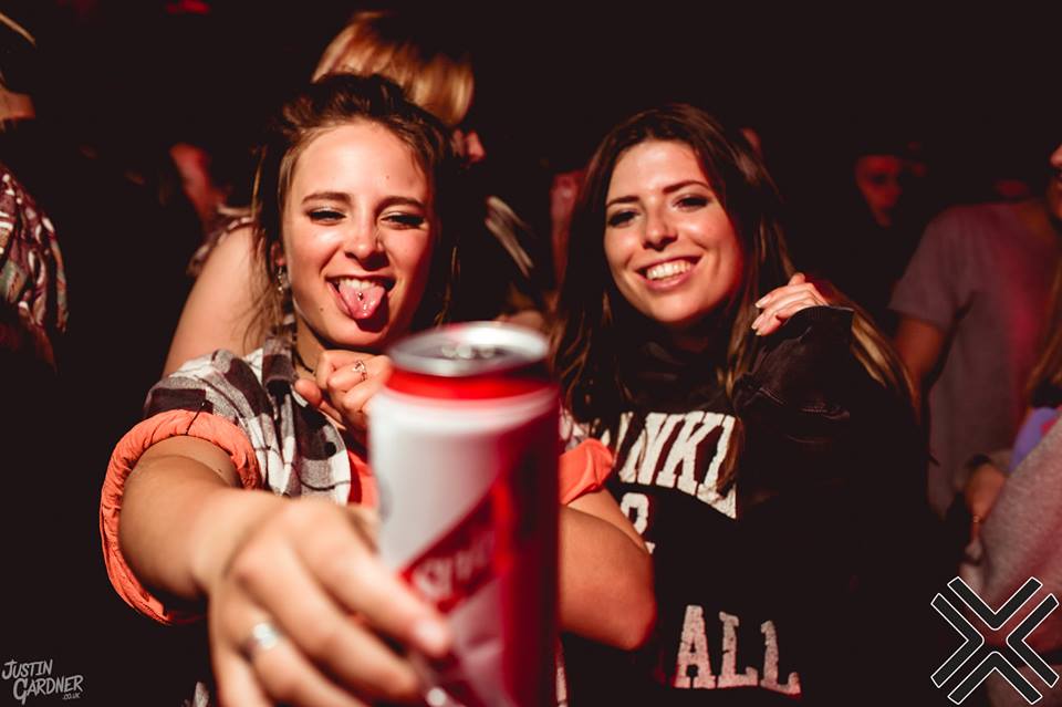 Can u hold my Red Stripe bbe?